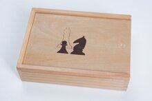 Schackpjäser i trälåda